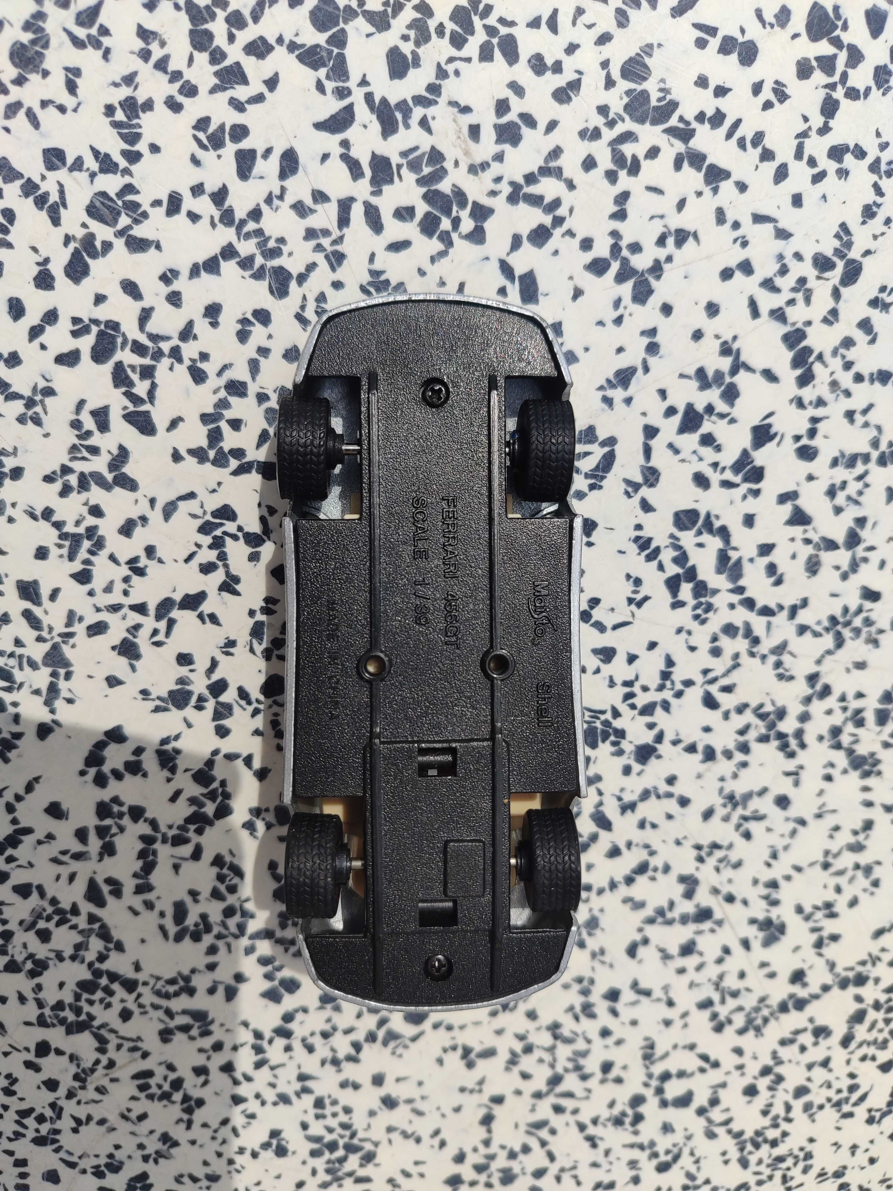 Miniatura Ferrari 456 GT Escala 1:39 – Maisto Shell