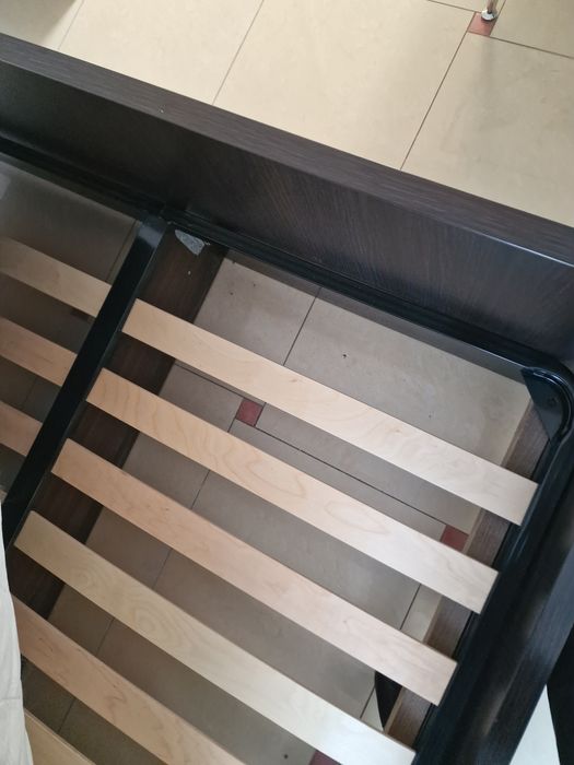 Łóżko z stelażem i materacem