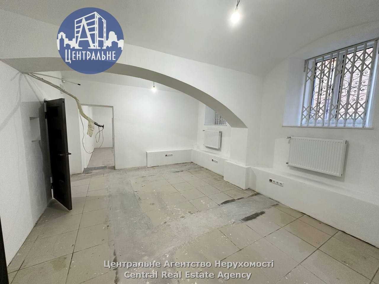 Фасадне приміщення в самому центрі. Опалення входить в ціну. Ремонт.