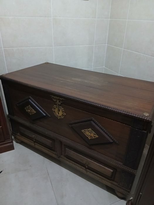 Baú grande de madeira