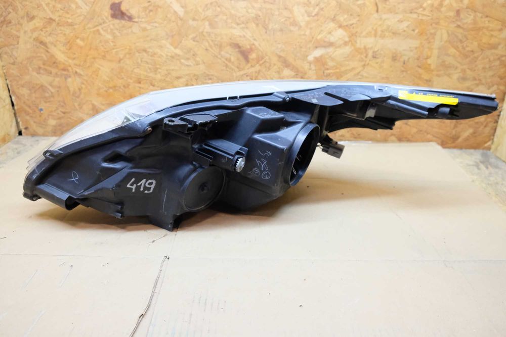 Lampa prawy przód Toyota Avensis III T27 Lift