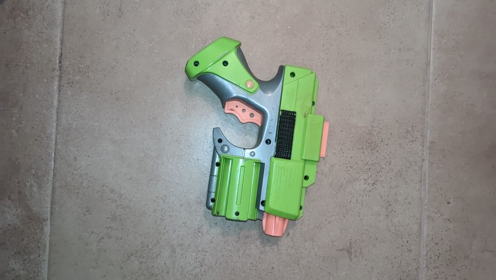 2 Pistolas Nerf (com 15 balas)