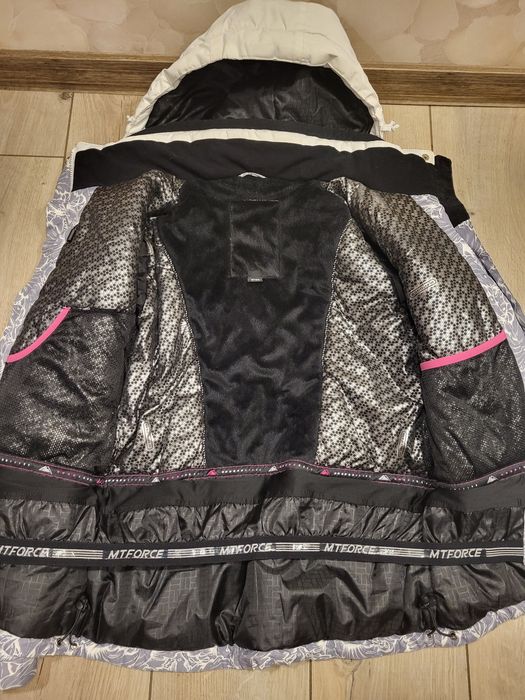 Жіноча гірськолижна курточка.