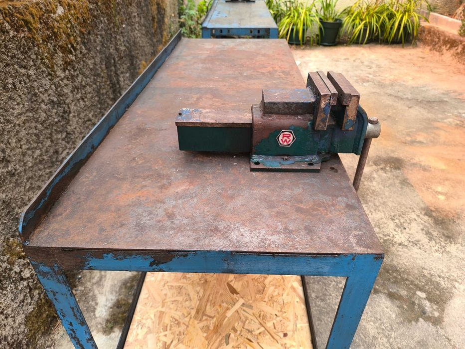 Bancadas de trabalho em ferro com torno, motor de testar alternadores