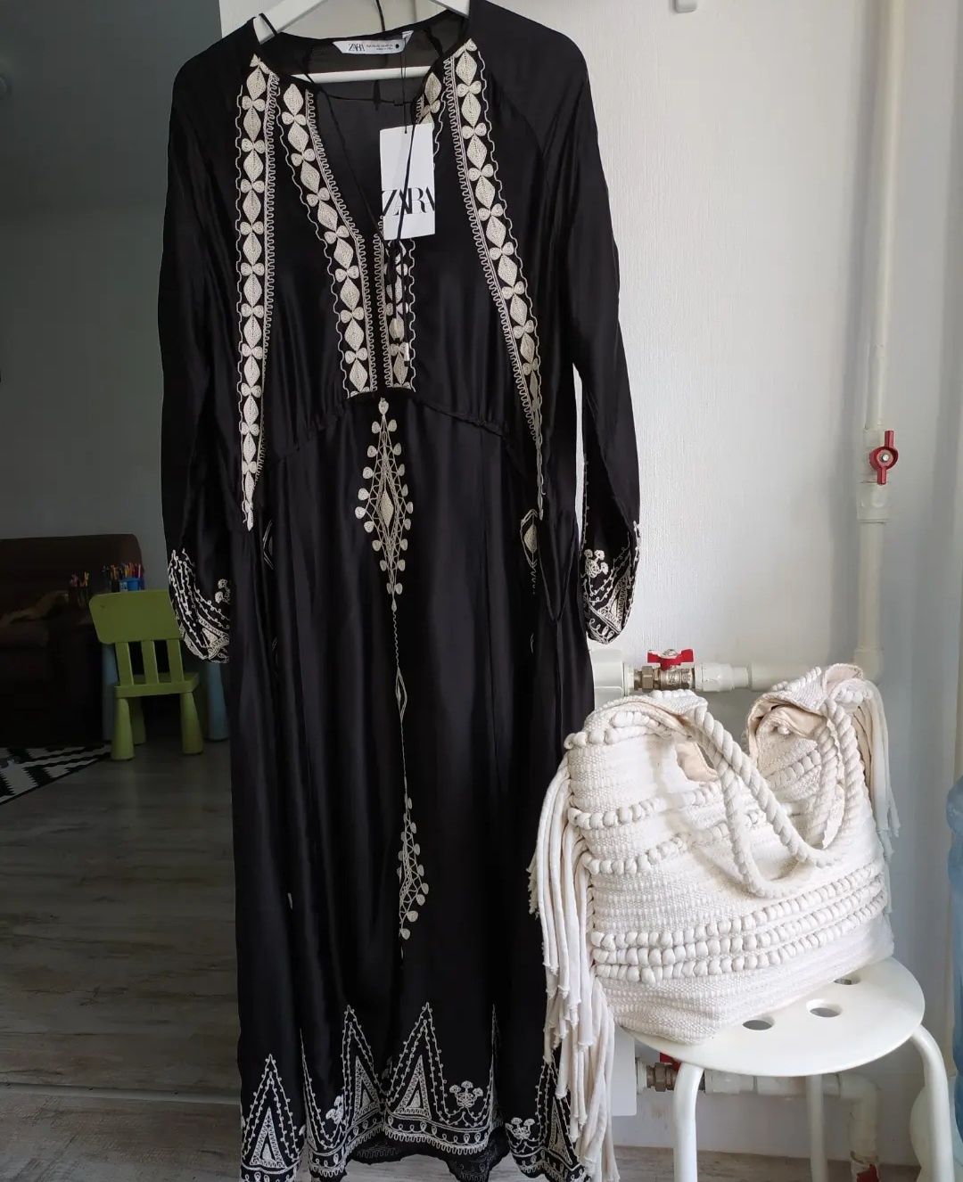 Сатинова сукня Zara з вишивкою xs/s