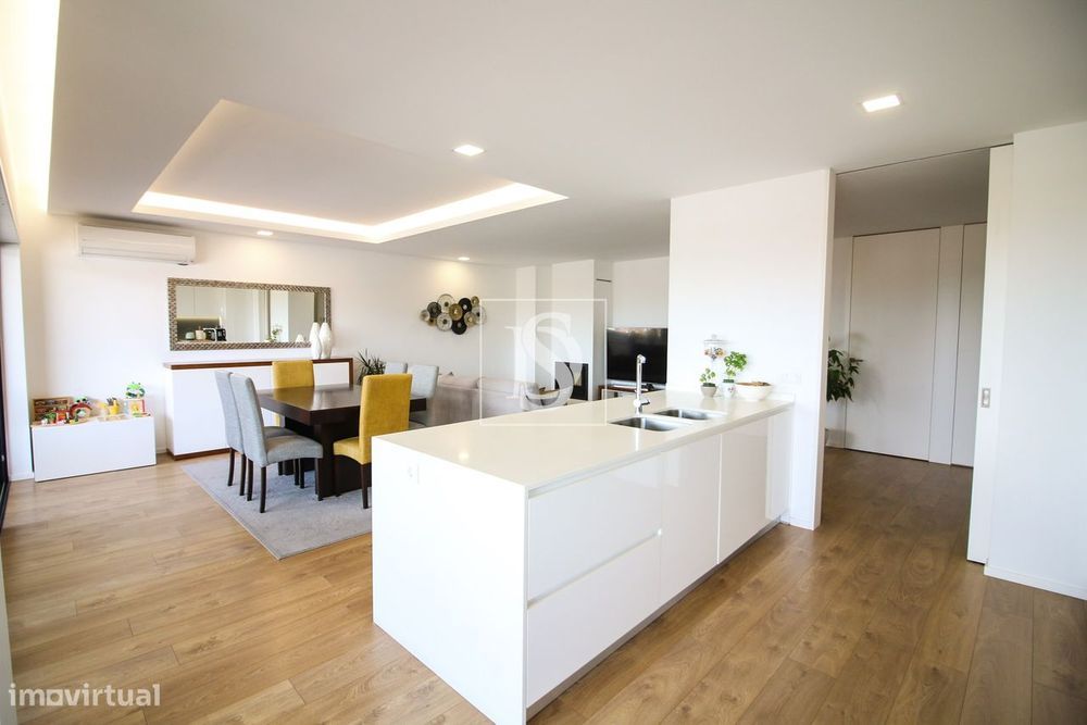 Apartamento T3 Varanda  de 20m², equipada com churrasqueira em Ferreir