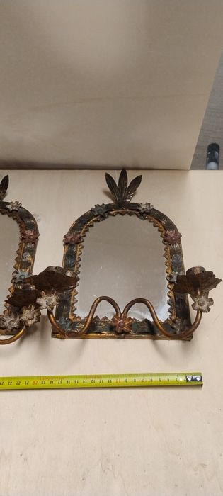 Par de espelhos antigos em folha de Flandes dourada