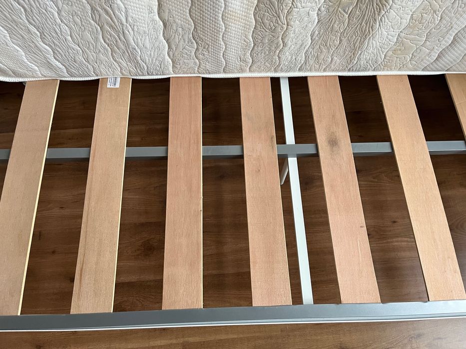Cama de solteiro branca