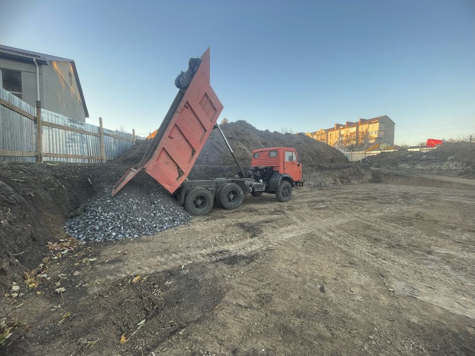 Копка котлованов, земляные работы, самосвалы, экскаватор