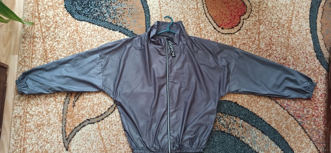 Продам женскую куртку, ветровку, размер L