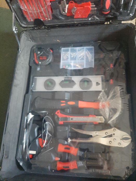 Большой набор инструментов в чемодане на колесах