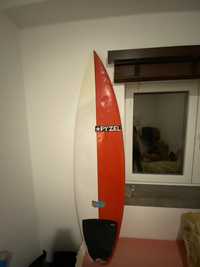 Prancha de surf pyzel branca e vermelha