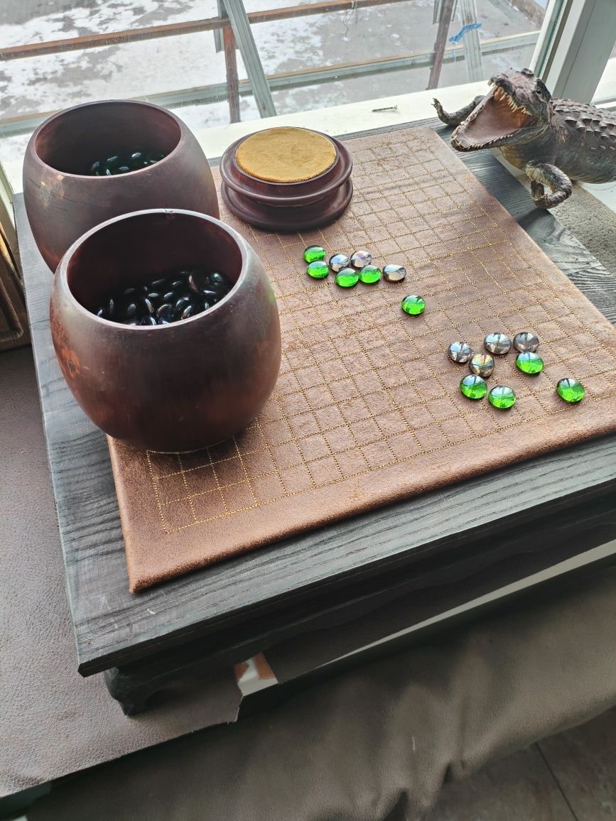 Игра ГО  Вэйци дерево, кожа, стекло, велюр.
