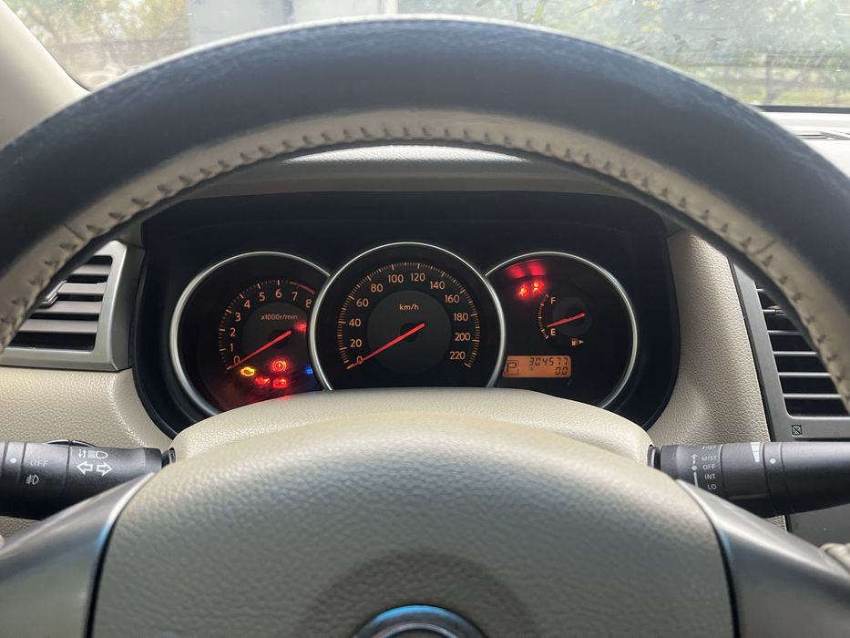 Nisan Tiida автомат 1.6