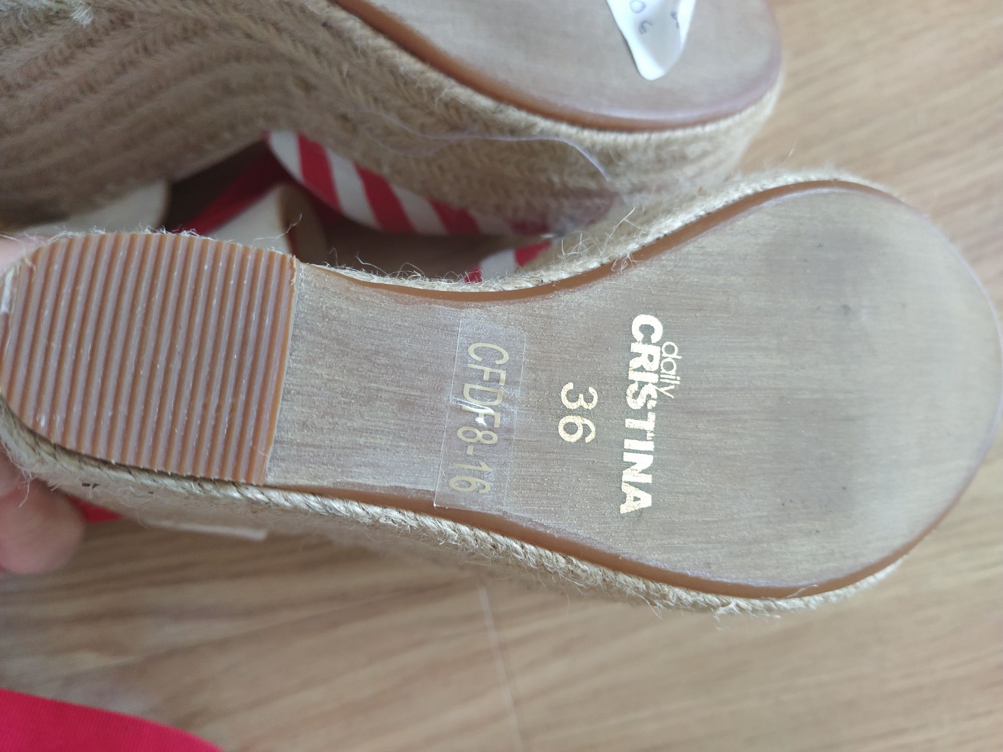 Sandálias de cunha marca Cristina