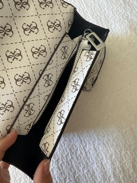 Mala guess branca e prateada