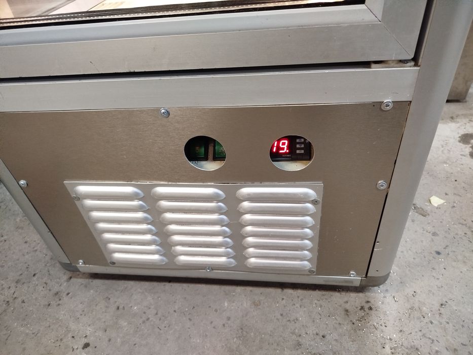 Кондитерська вітрина