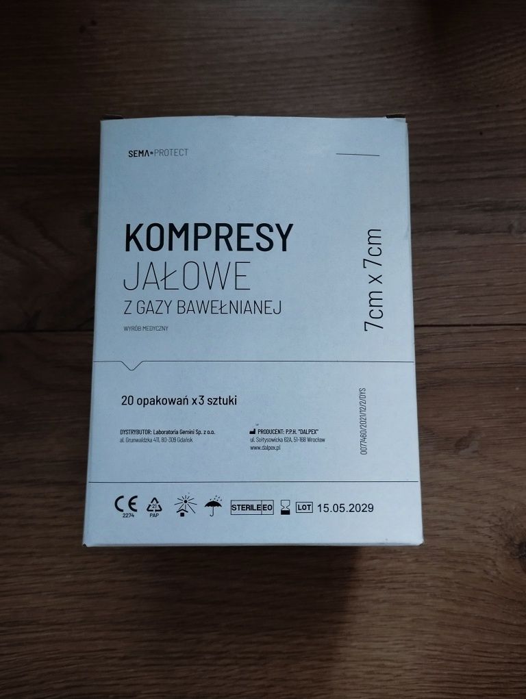 Kompresy jałowe z gazy bawełnianej 7x7 cm, 60 szt