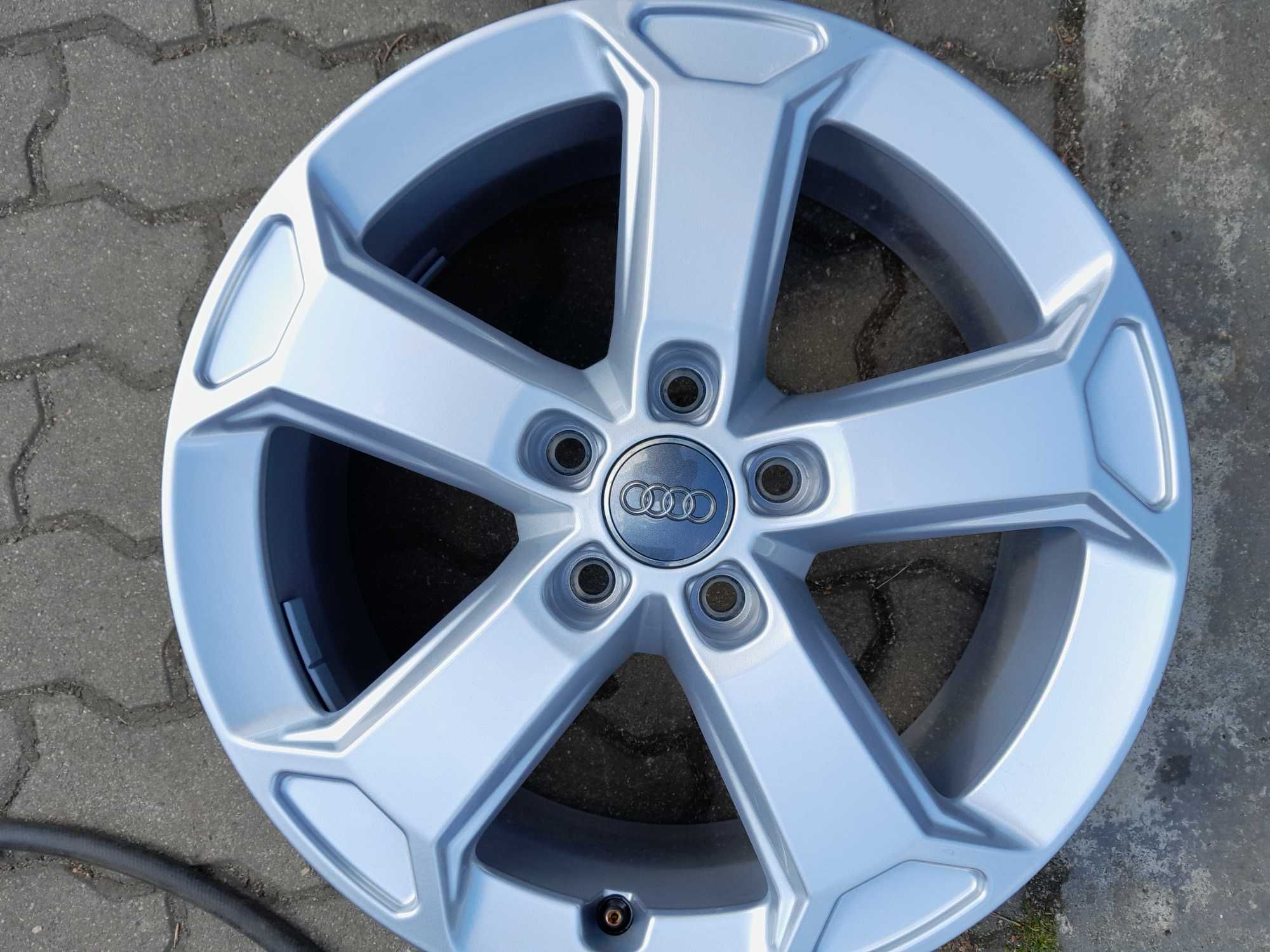 FELGI ALUMINIOWE j.nowe  17 oryginał AUDI Q2 A3 7jx17 5x112 et45