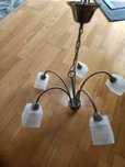 Lampa wisząca pięcioramienna.