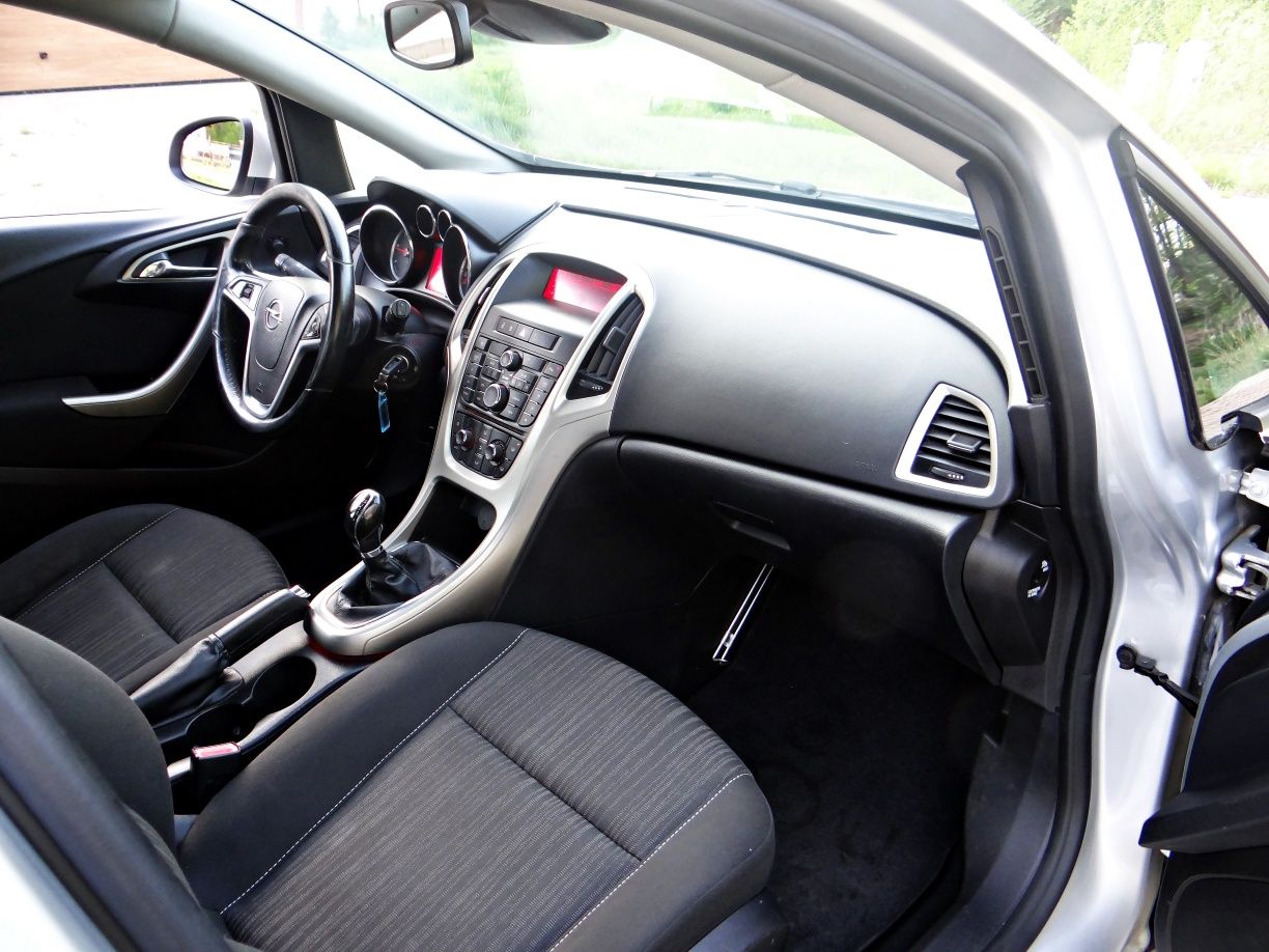 Opel Astra J 1.7cdti 2011r Doinwestowana