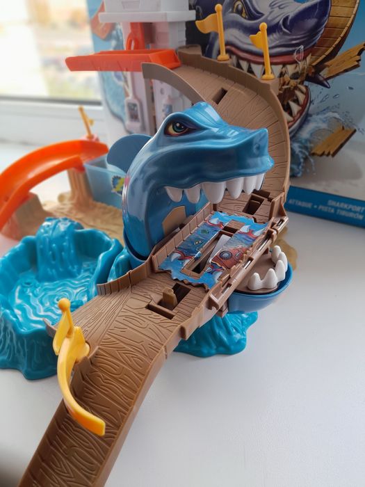 Трек Hot Wheels Полювання на акулу серії Зміни колір