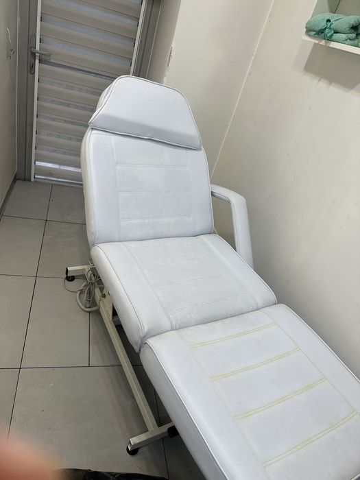 Łóżko kosmetyczne elektryczne białe – regulowane, solidne, wygodne