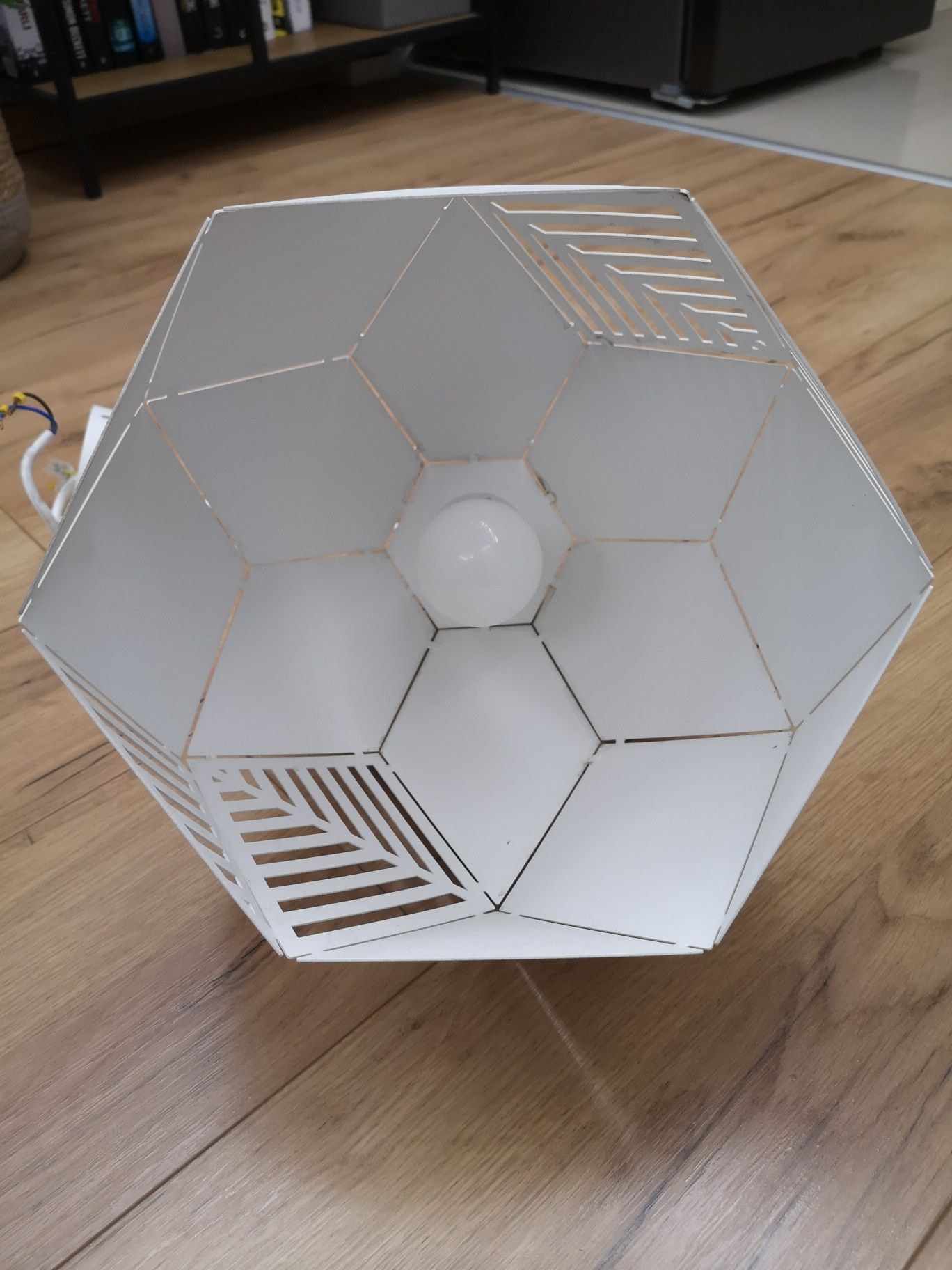 Lampa biała metalowa geometryczna