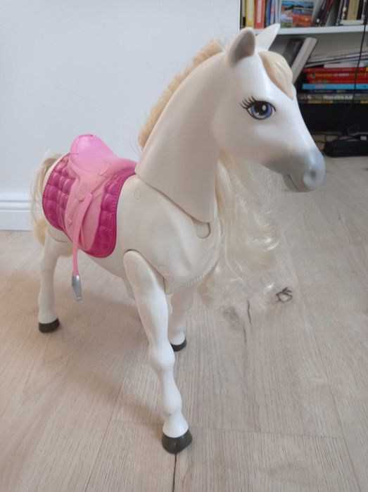 Koń interaktywny Barbie chodzi