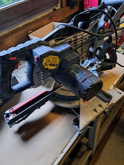 Piła ukośna BOSCH GCM 8 SJL – moc 1600W, idealna do warsztatu