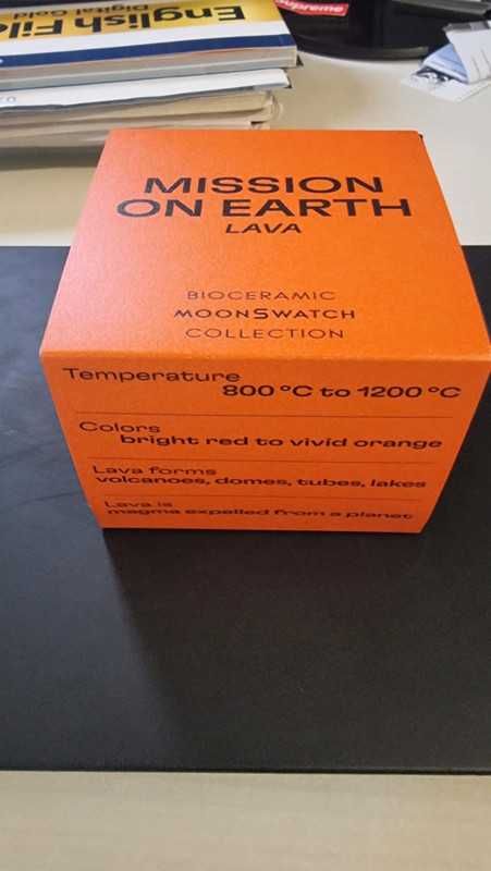 Omega x Swatch SO33O100 Lava - Symulator Wulkanu