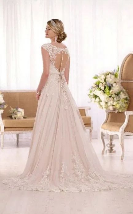 SUKNIA Essense of Australia Wedding Dress Style D1999