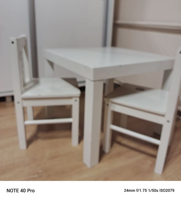 Stolik z 2 krzesełkami dla dziecka