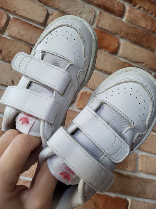 Buty adidas dla dziewczynki,  skórzane białe buty na rzepy rozmiar 26