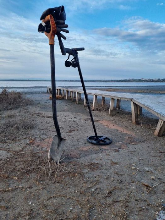 Поиск металлоискателем сережка кольцо пляж парк клад