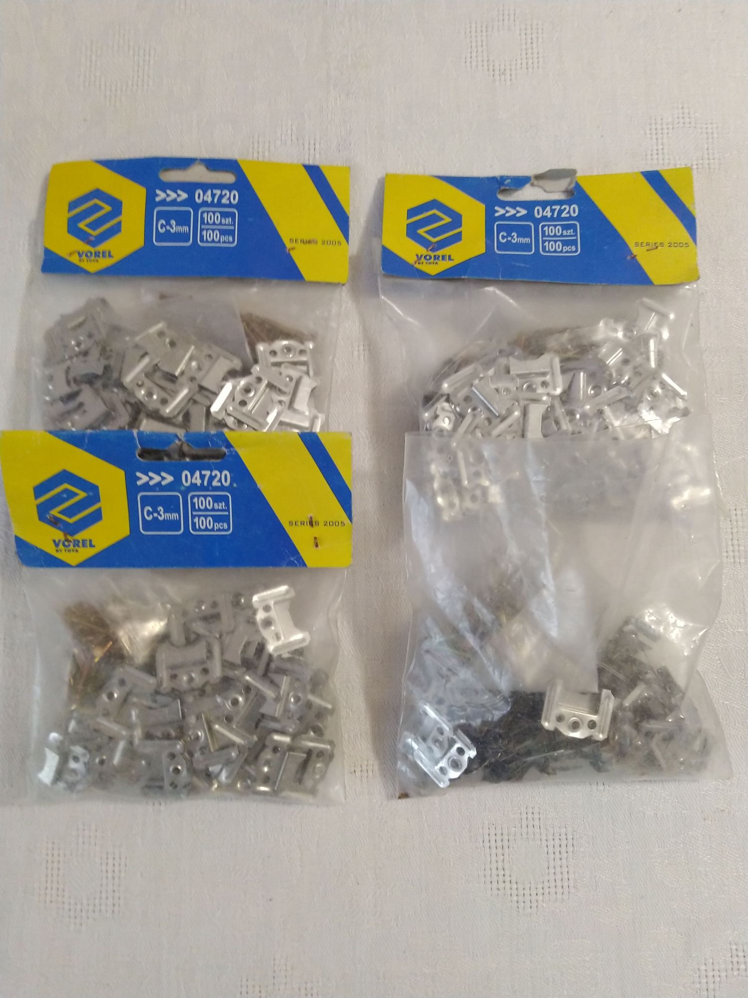 Klamry do paneli, boazerii 3mm. Vorel 04720 - 373 szt.