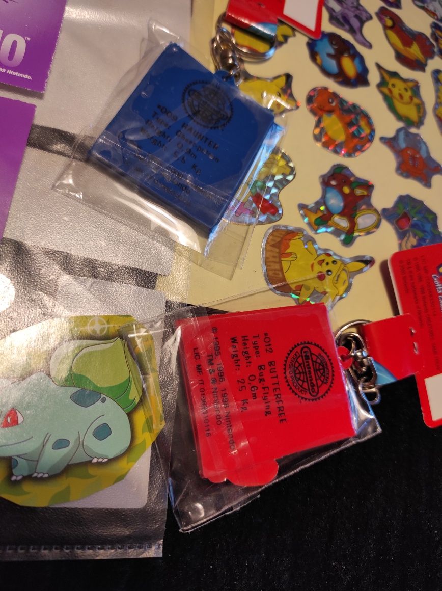 Pokemon breloczki naklejki zestaw fana