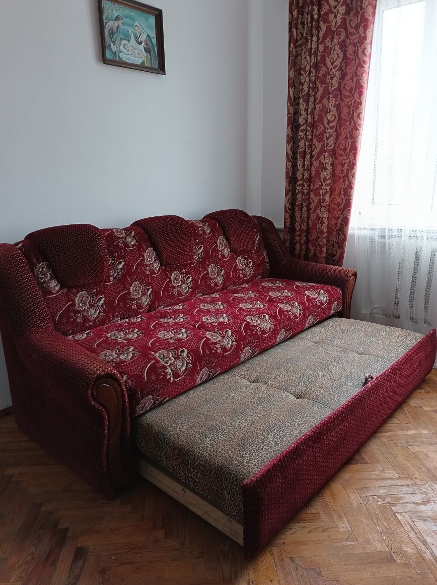 Диван мякий вишневий