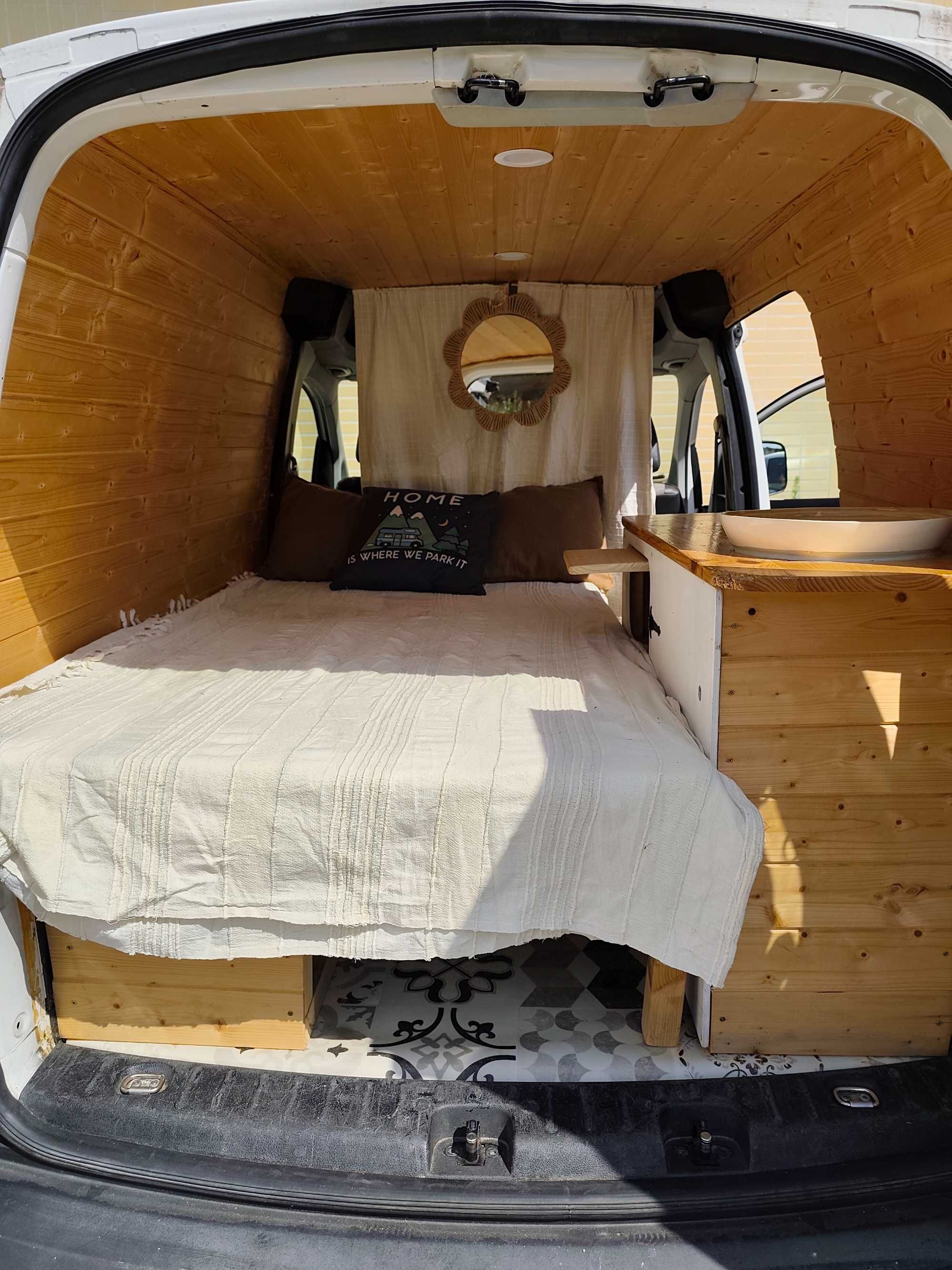 Volkswagen Caddy 2010 – Mini Camper equipada e pronta a viajar