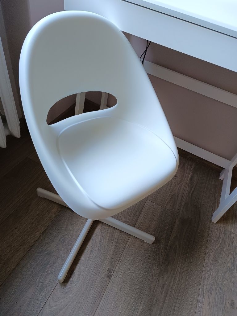 Biurko z krzesełkiem