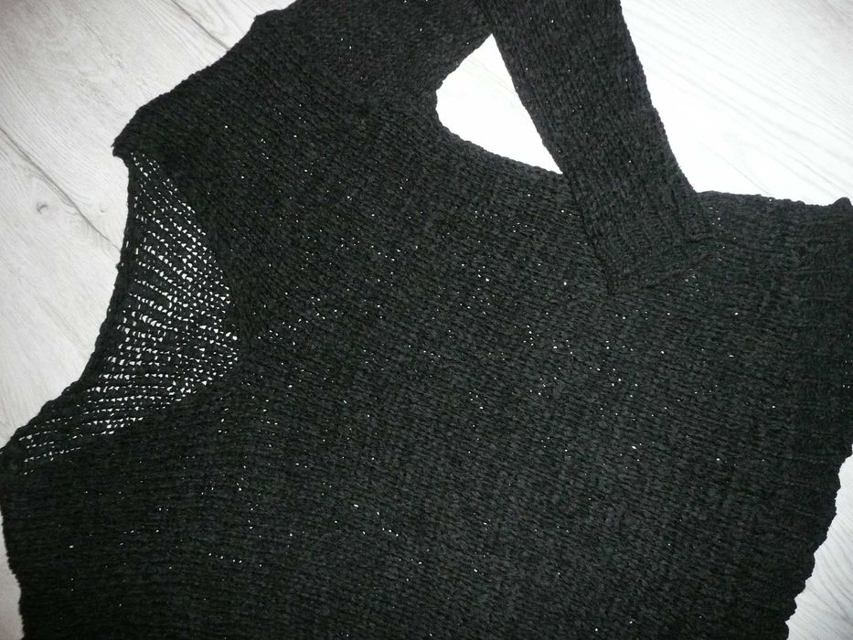 czarny sweter HM , dekolt w serek