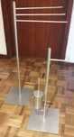 Toalheiro de pé inox escovado e porta rolo e piaçaba