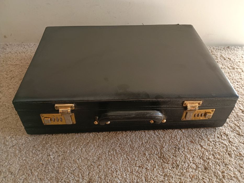 Mala executiva clássica em pele com cadeado, medidas 44/32/11cm bom es