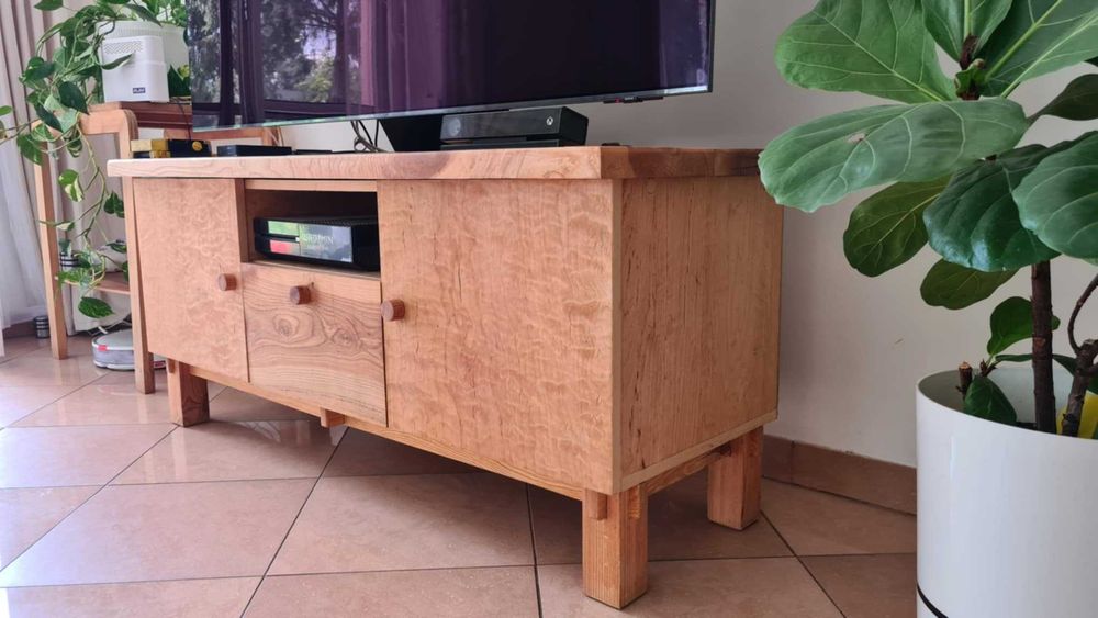 Ręcznie robiona szafka RTV z litego drewna i sklejki 18 mm