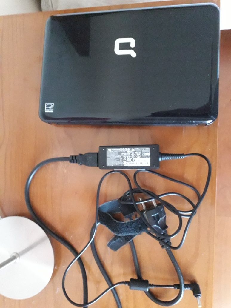 Portátil HP Compaq mini 110 com ecrã partido