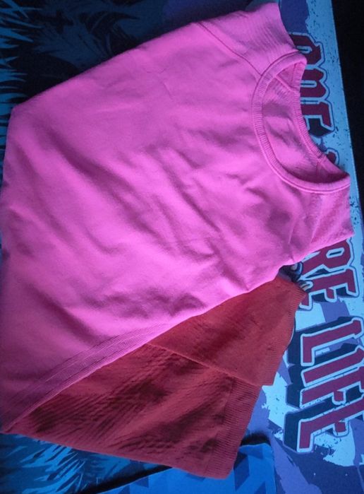 tshirt desportiva rosa e vermelha