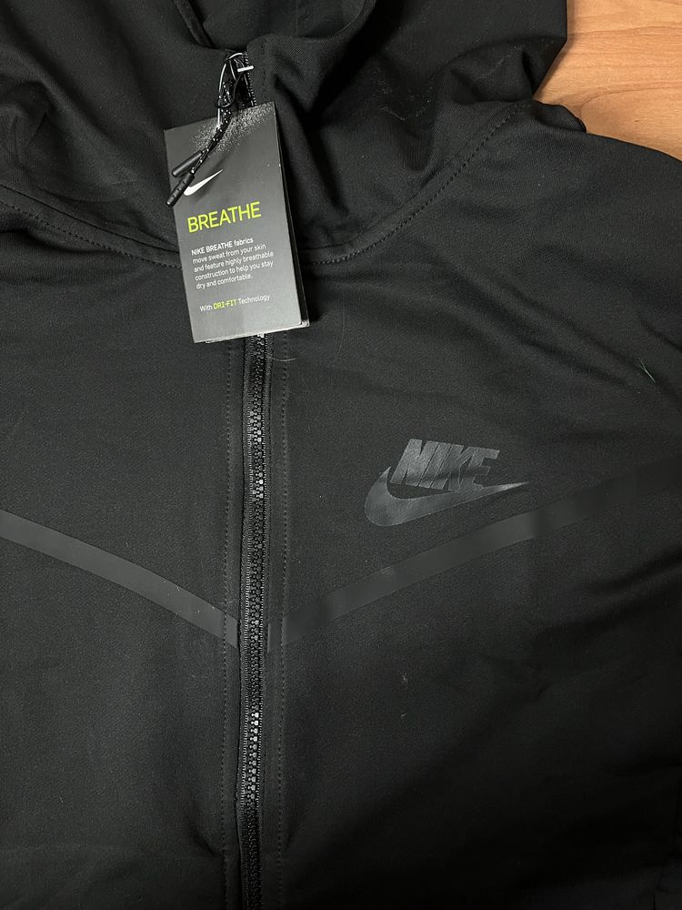 чорний костюм nike tech fleece