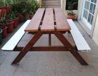 Vendo MESA DE JARDIM/PIC NIC com BANCOS incorporados em madeira maciça
