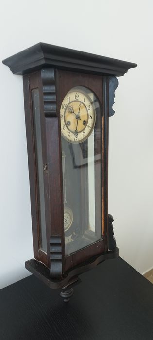 Relógio antigo de pêndulo.