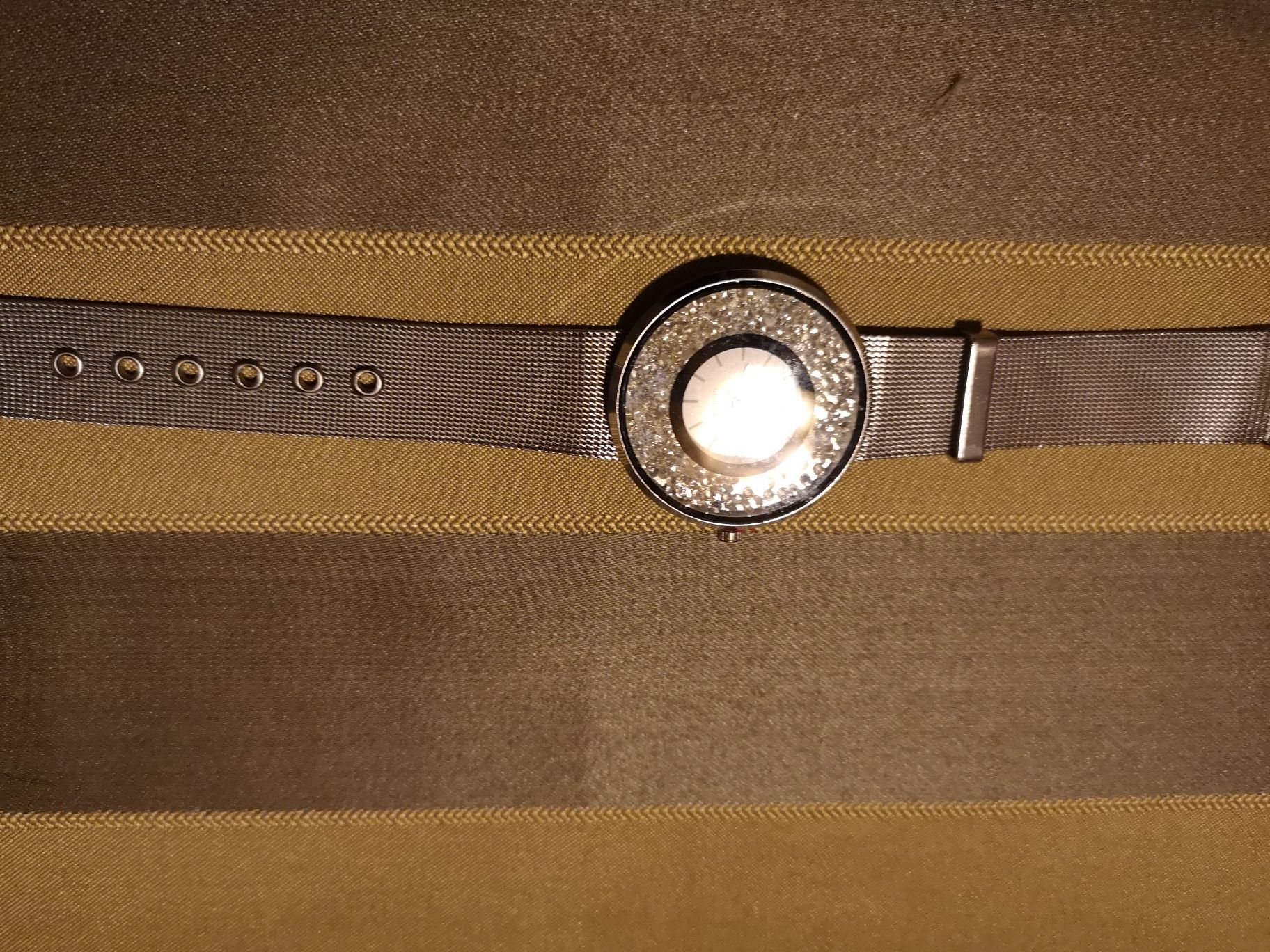 Zegarek z kryształkami swarowskiego.